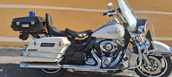 HARLEY-DAVIDSON ROAD KING POLICE 